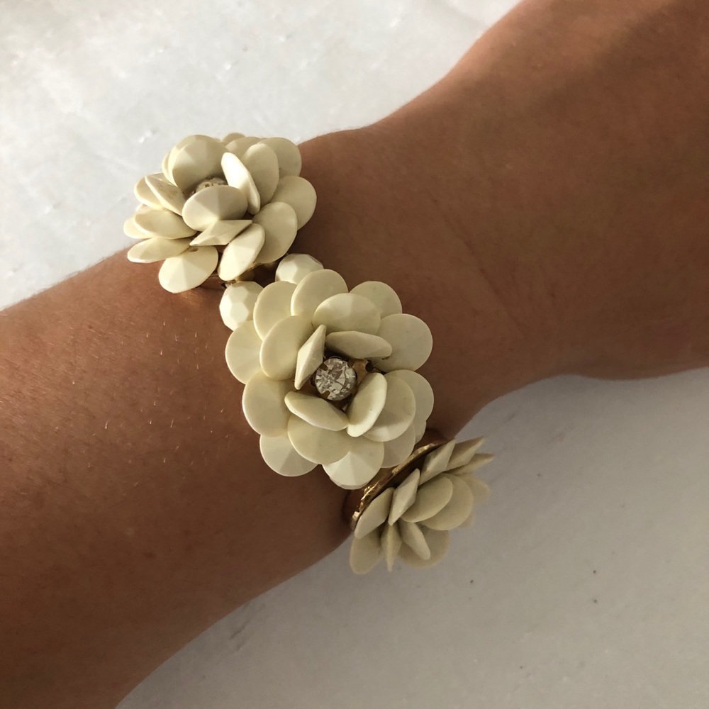 Stretchy flower bracelet